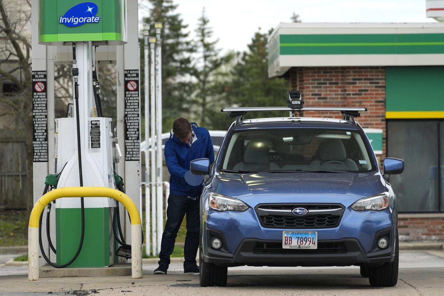 U.S. gas prices are falling as summer approaches and could continue dropping if hurricanes don’t hit: ‘Prices move on fear’