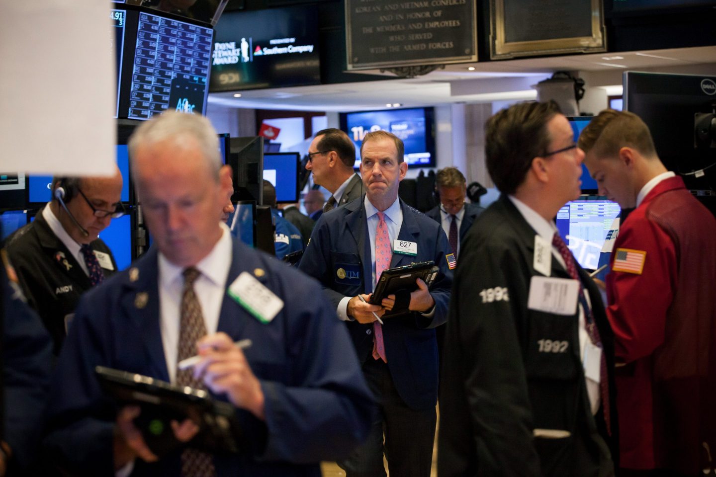 Traders work on the floor of the New York Stock Exchange (NYSE) in New York, U.S., on Monday, Aug. 20, 2018. U.S. stocks and Treasuries rose as traders held onto hopes for an easing of the trade war and await clues from a meeting of central bankers later this week. Photographer: Michael Nagle/Bloomberg via Getty Images