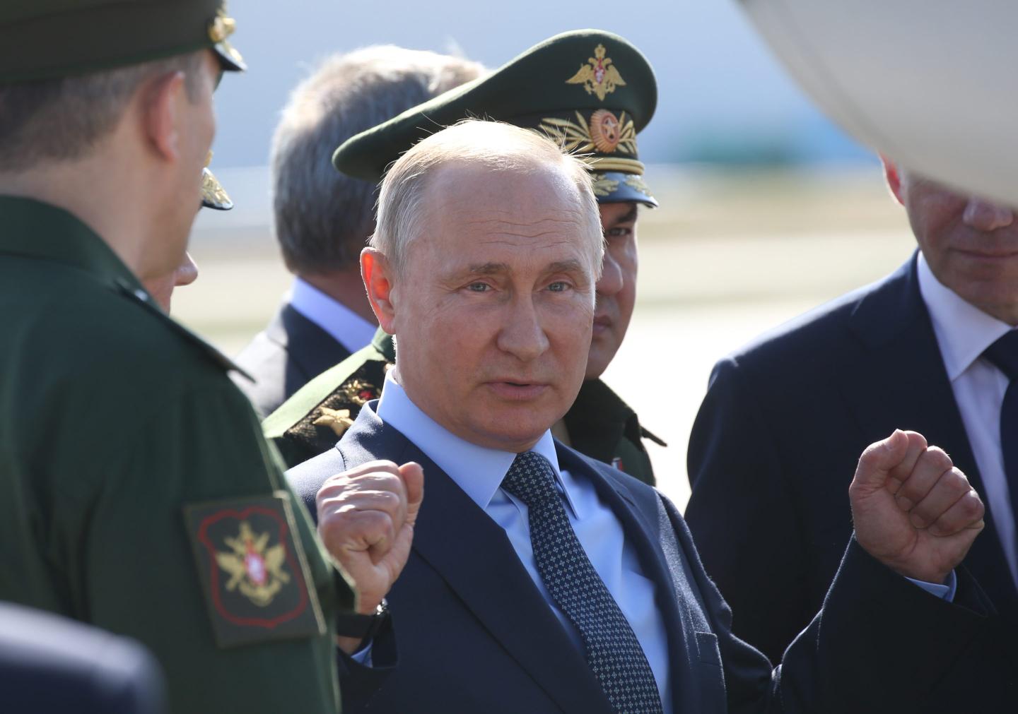 Russian President Vladimir Putin (C).