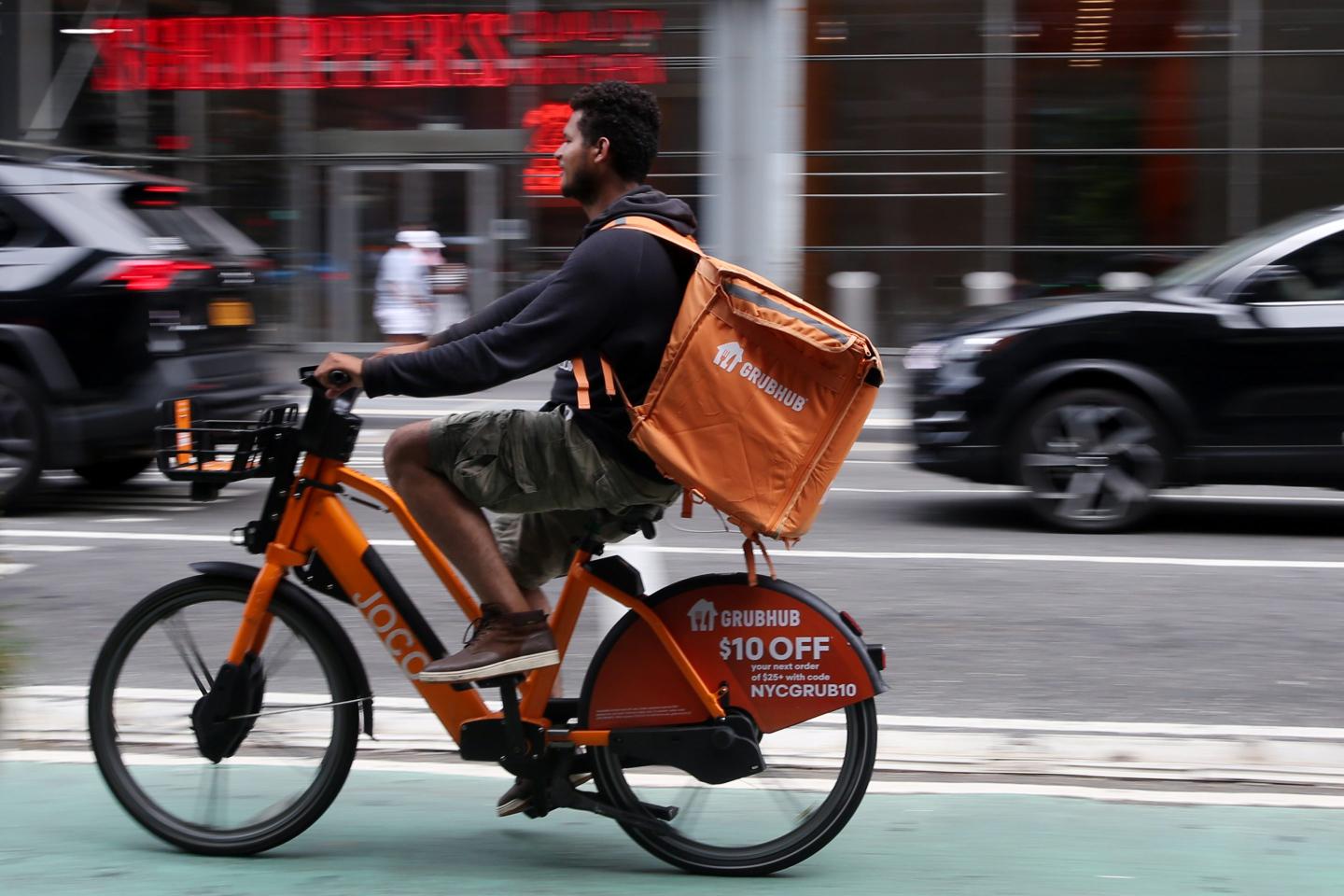 NYC comptroller: Food delivery apps are blaming minimum pay for inflation. It’s baloney