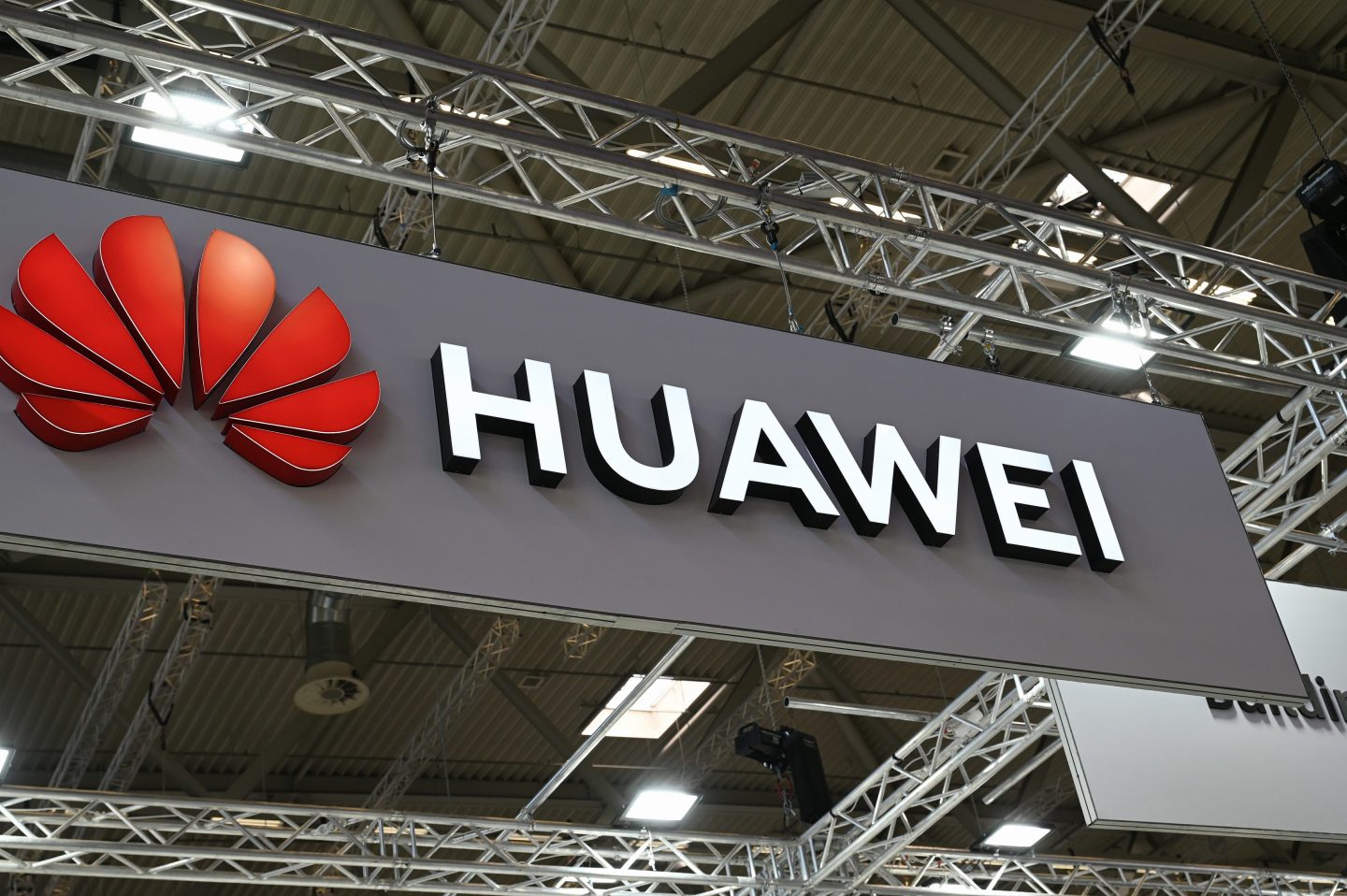 Huawei's return to the premium smartphone market helped it quintuple its profit last quarter.