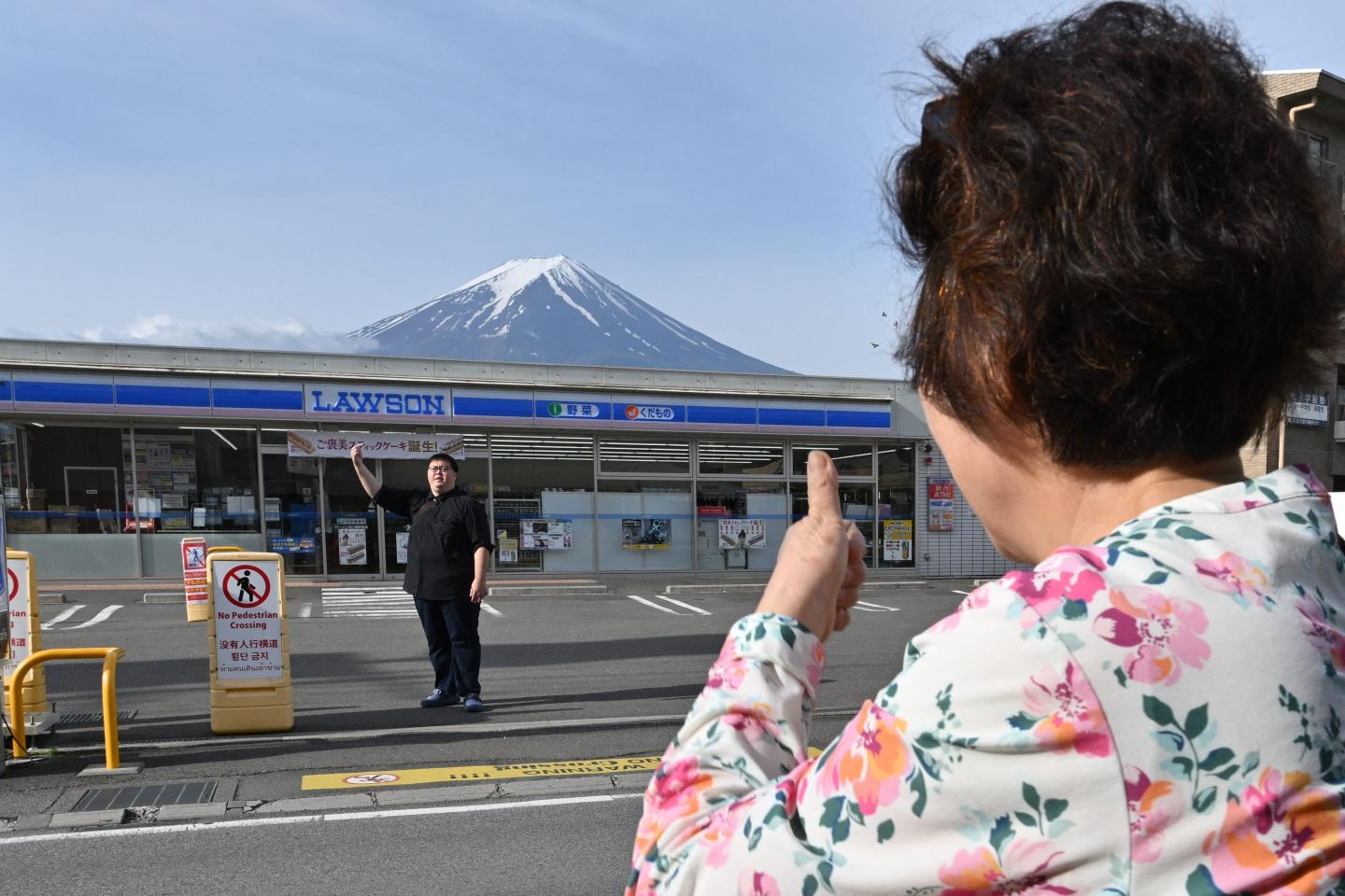 Newly constructed Tokyo apartment block will be demolished because it blocks people’s Mt. Fuji views