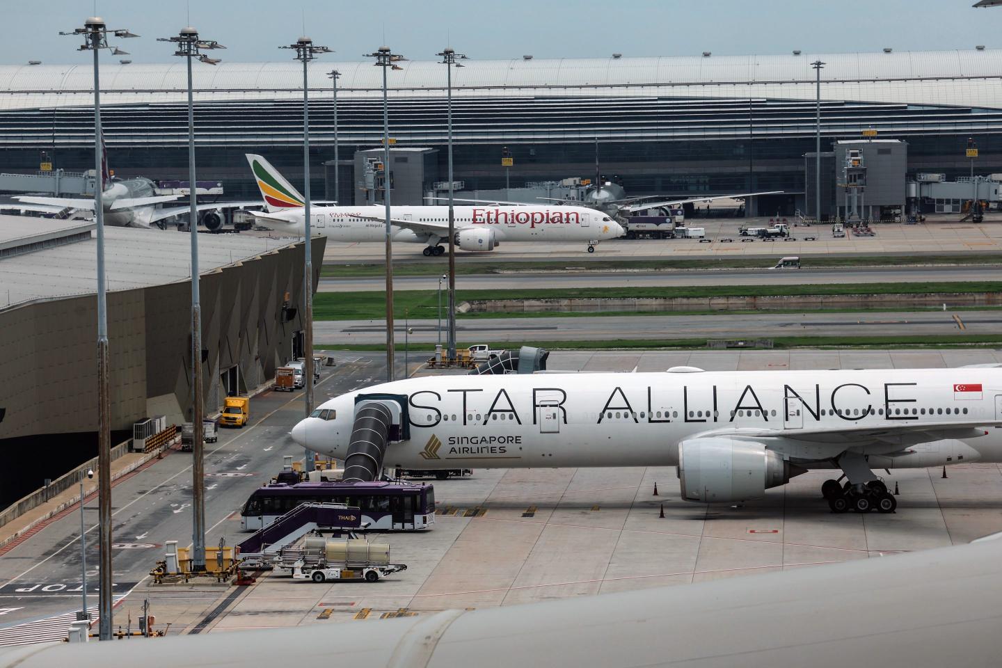 Singapore Airlines will pay at least $25,000 to those severely injured on a deadly turbulence-hit flight where one passenger died