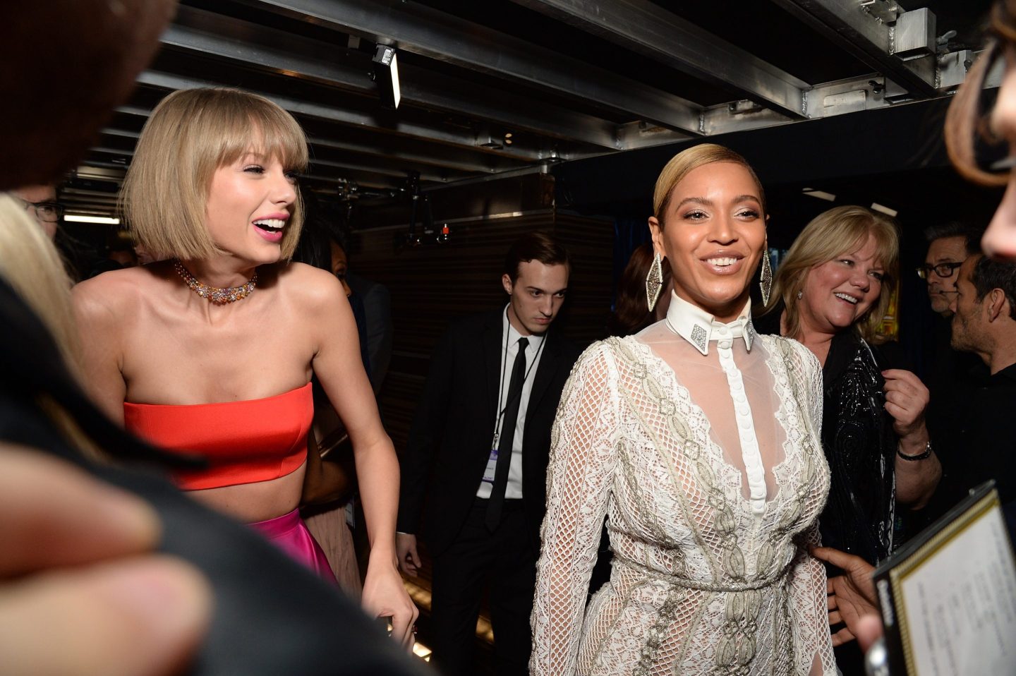 Singers Taylor Swift (L) and Beyonce.