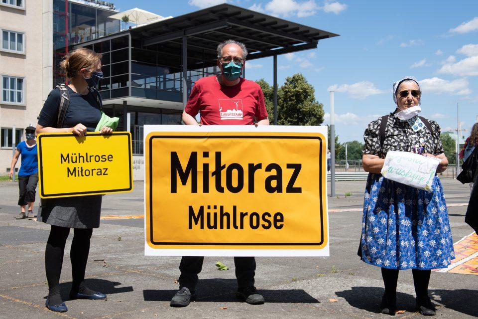 Environmentalists are standing in front of the state parliament of Saxony during a rally.