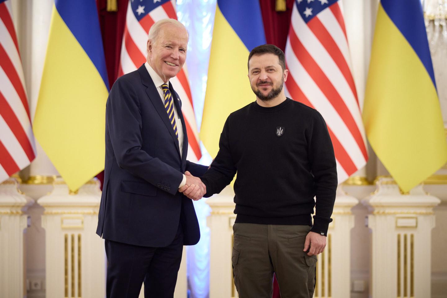 Joe Biden and Volodymyr Zelensky shake hands