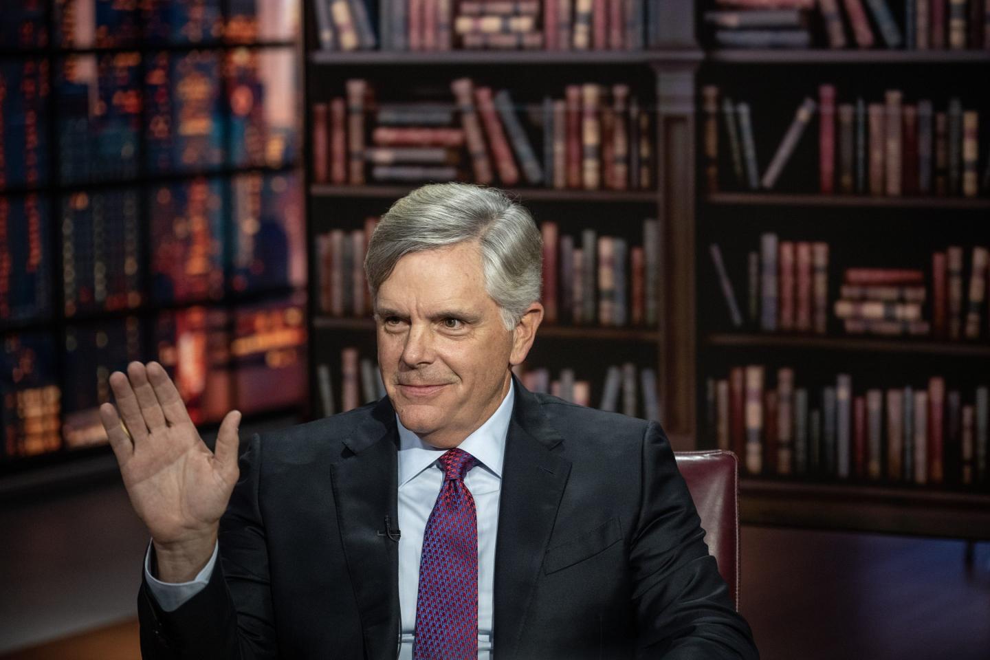 GE CEO Larry Culp raising his hand