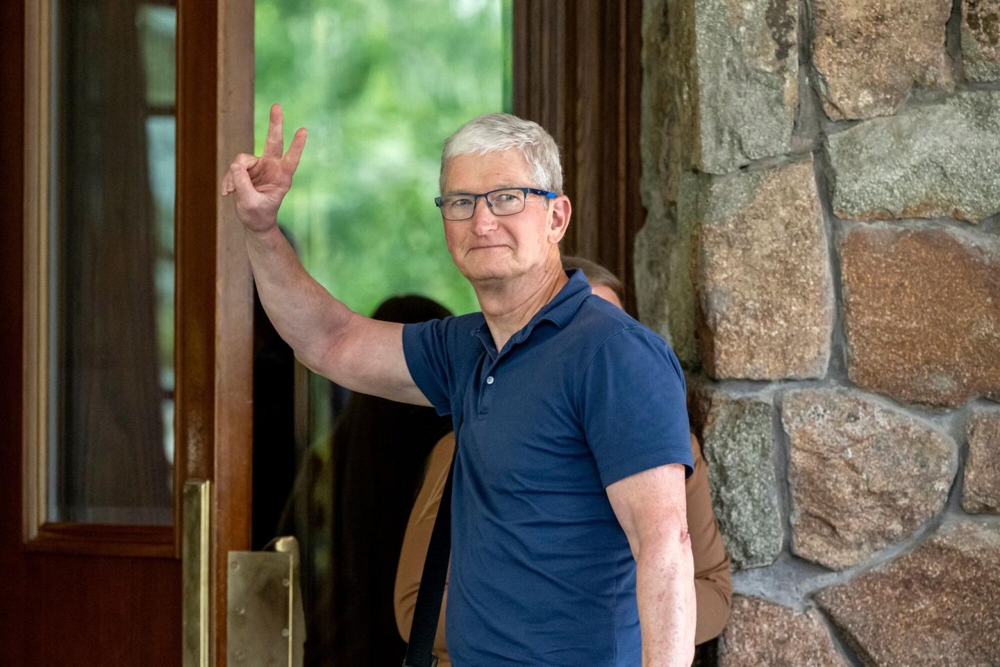 Tim Cook throws up deuces