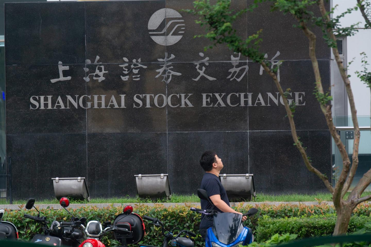 Chinese investors dump a record $42.6 billion in U.S. stocks and bonds as the 2024 presidential election nears