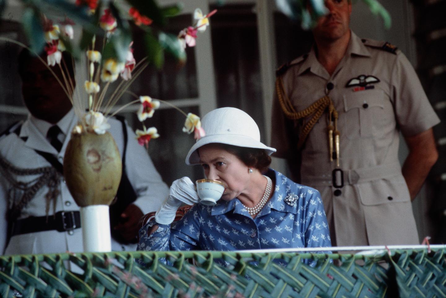 Queen Elizabeth drinks Tea Nauru