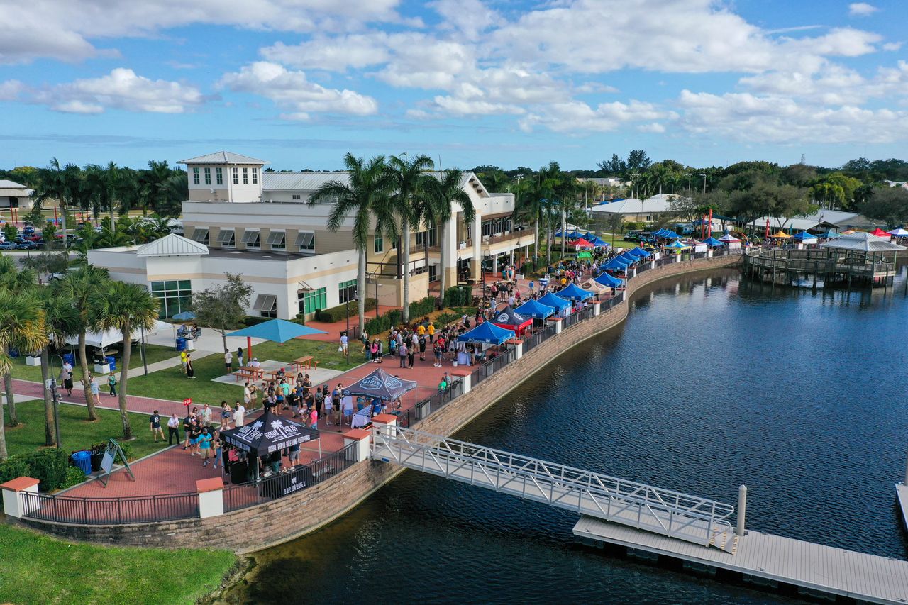 Lakeside Market on Lake Wellington Promenade.