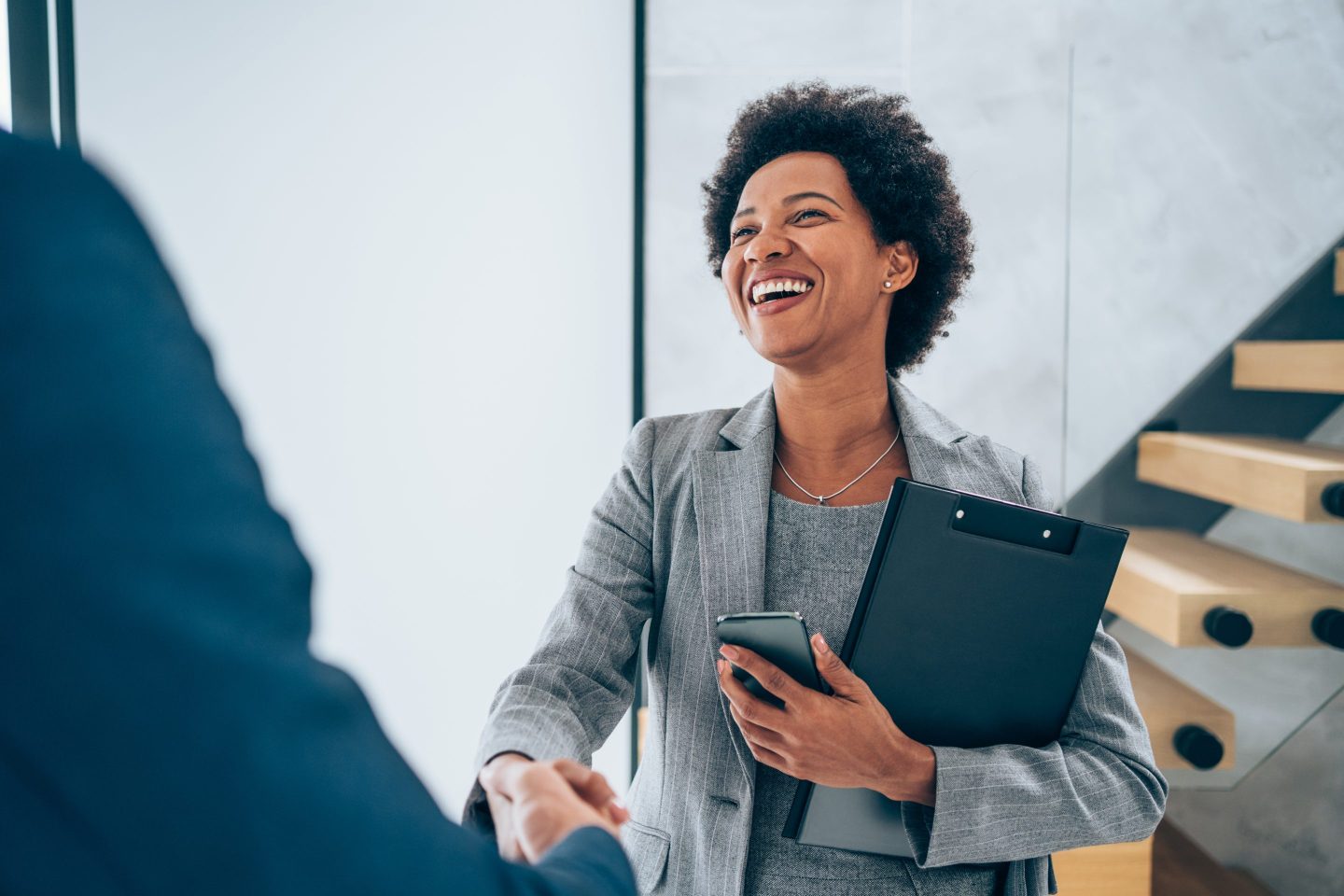 HR leader shakes hand with headhunter.