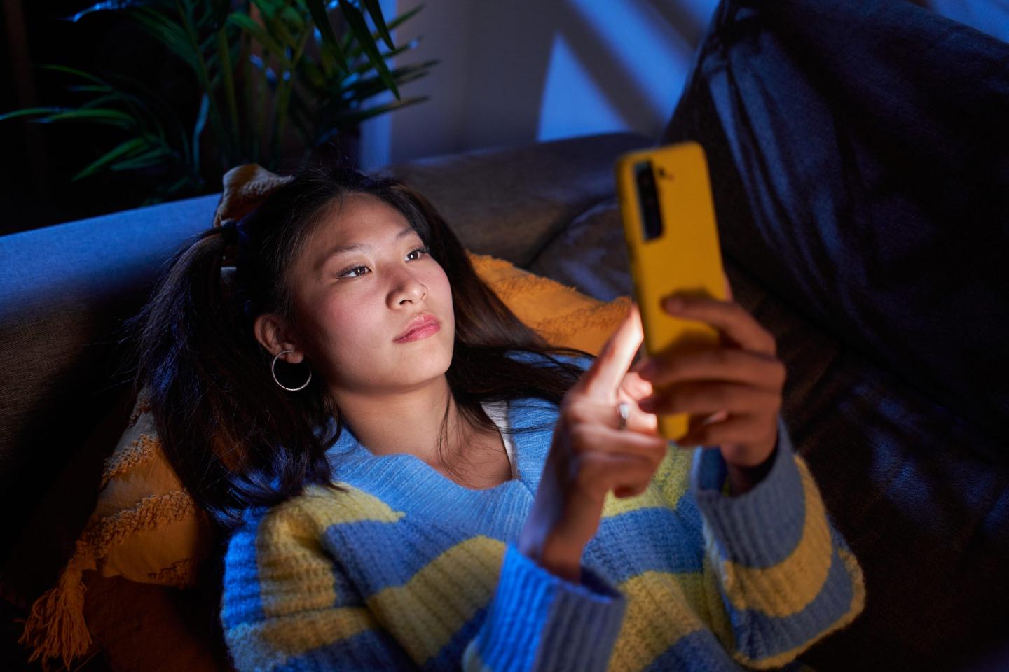 Women have figured out a way to tell if men are lying about their height on dating apps.