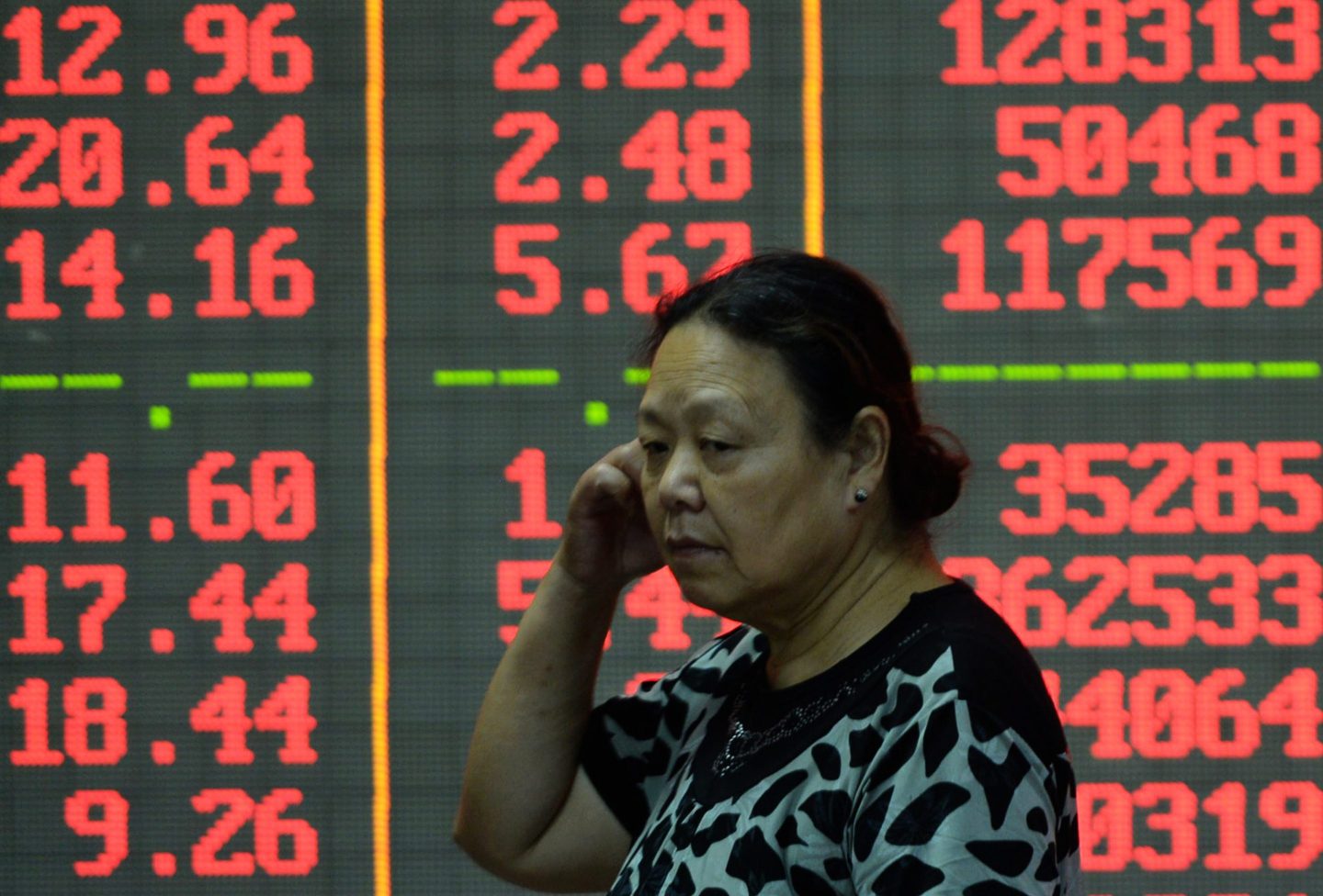 A customer pays attention to the stock market at a securities trading office in Hangzhou, capital of East China's Zhejiang province, July 31, 2024.