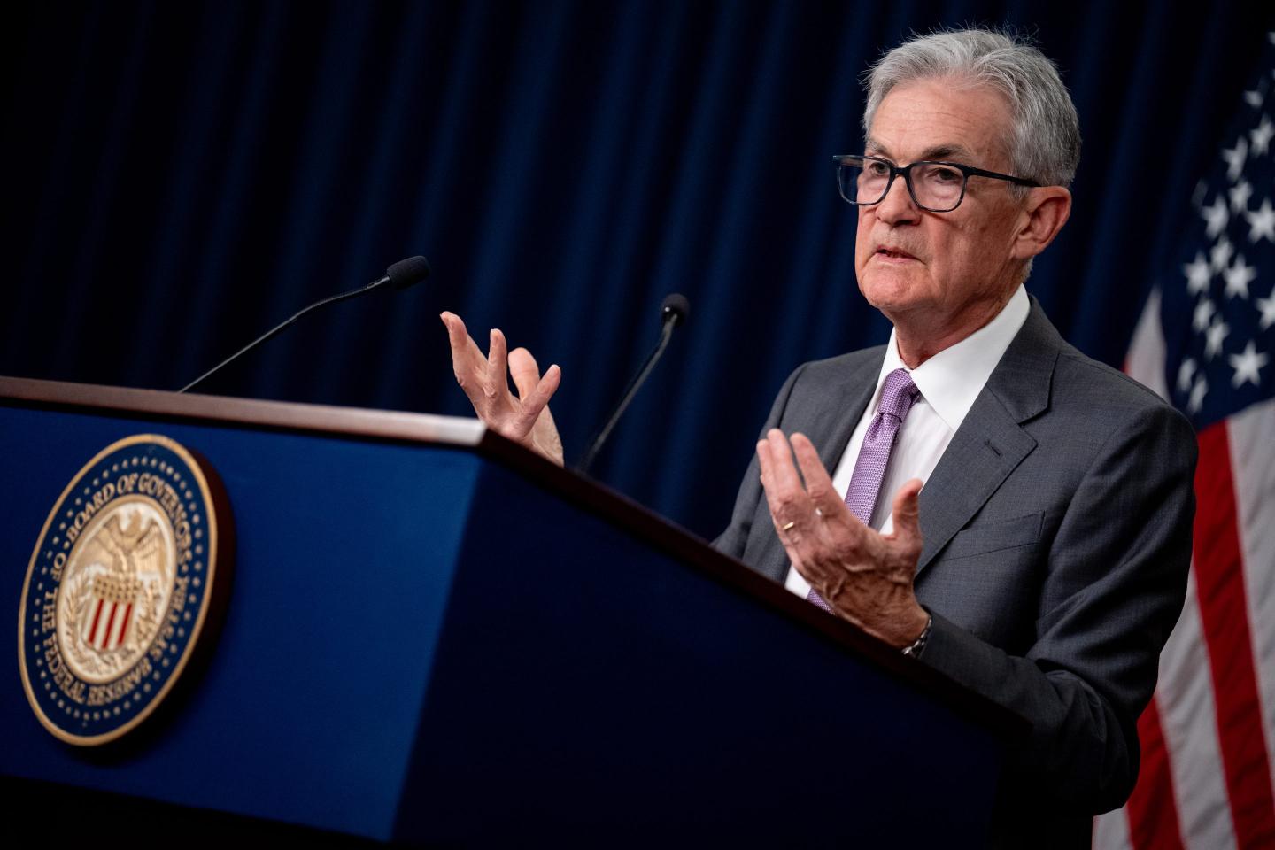 Jerome Powell stands at podium