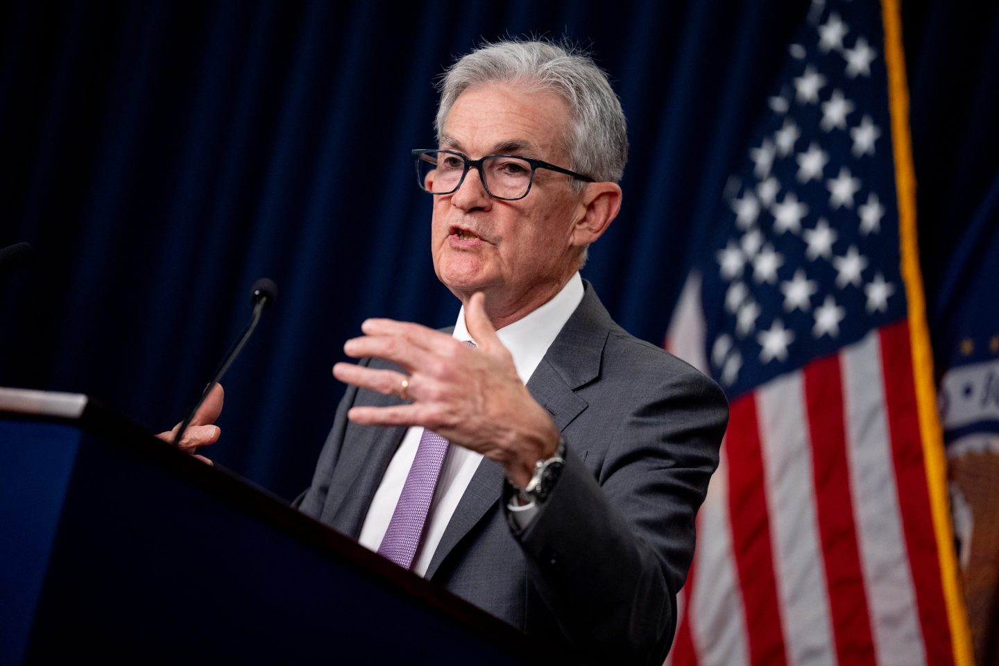Jerome Powell speaks at podium
