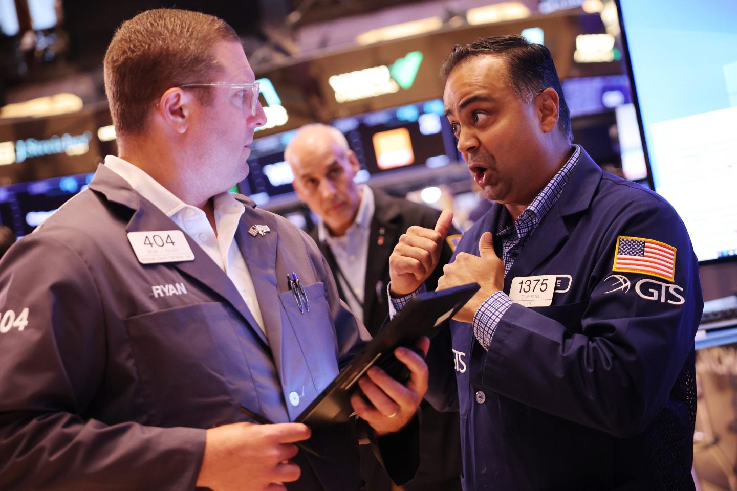 stock traders talking to each other