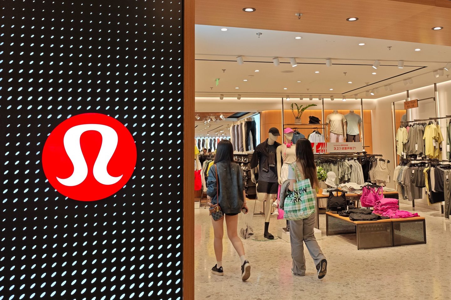 A Lululemon corporate investigator tracked a couple who allegedly stole hundreds of thousands of dollars worth of athletic wear from the chain.