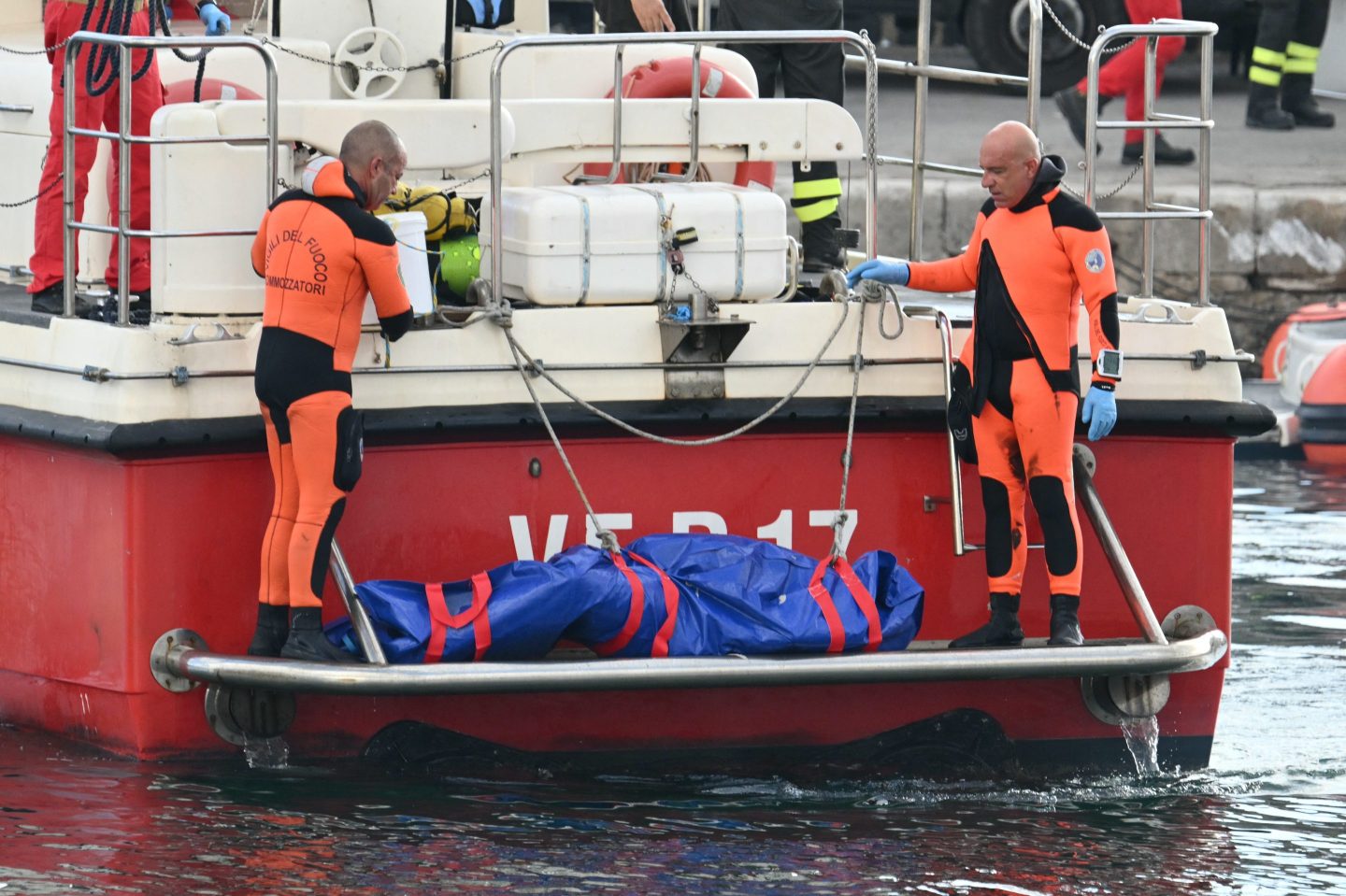 Italian rescue services retrieving bodies from the wreck of the Bayesian.