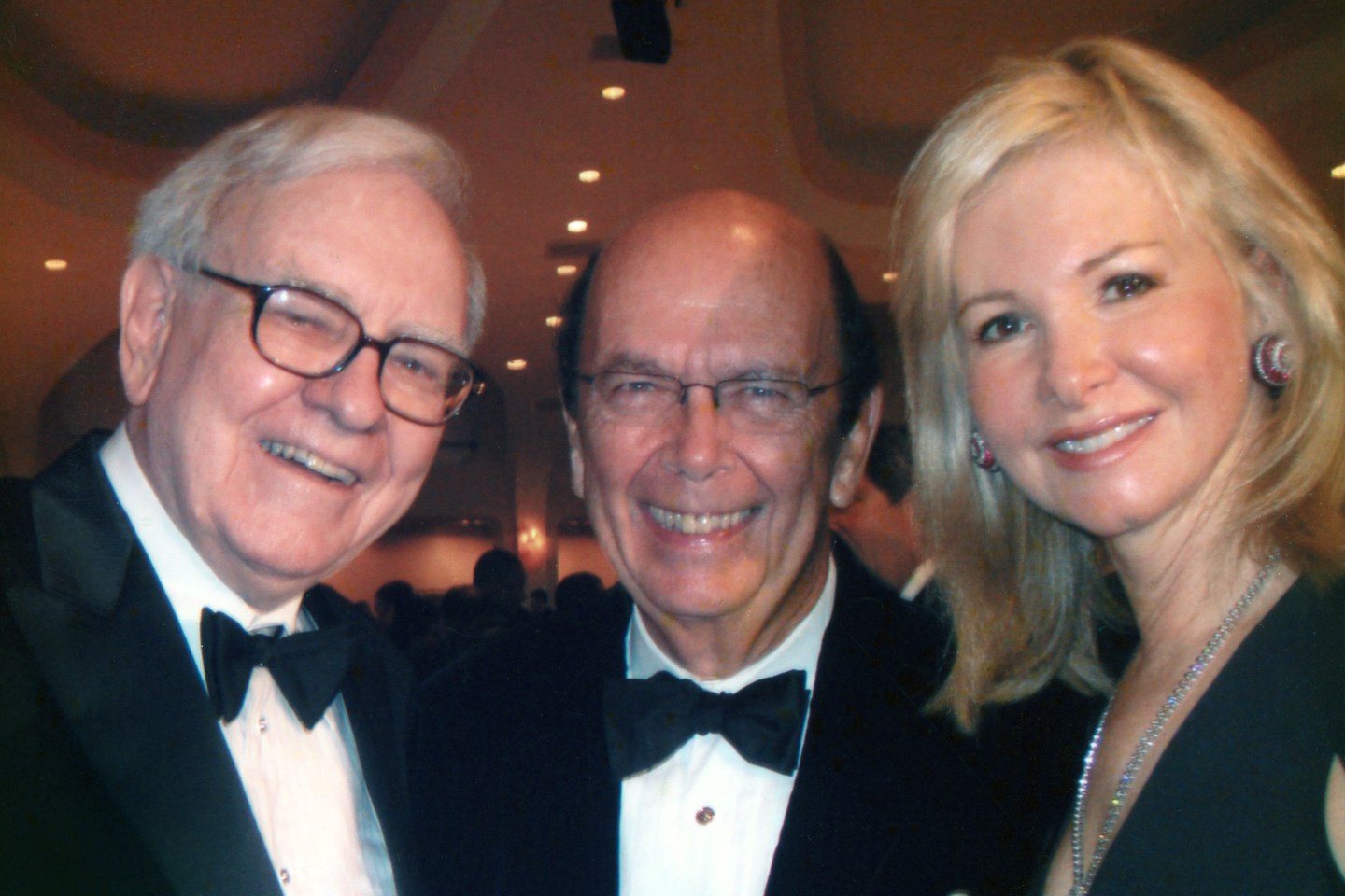 Warren Buffett with Wilbur Ross (center).