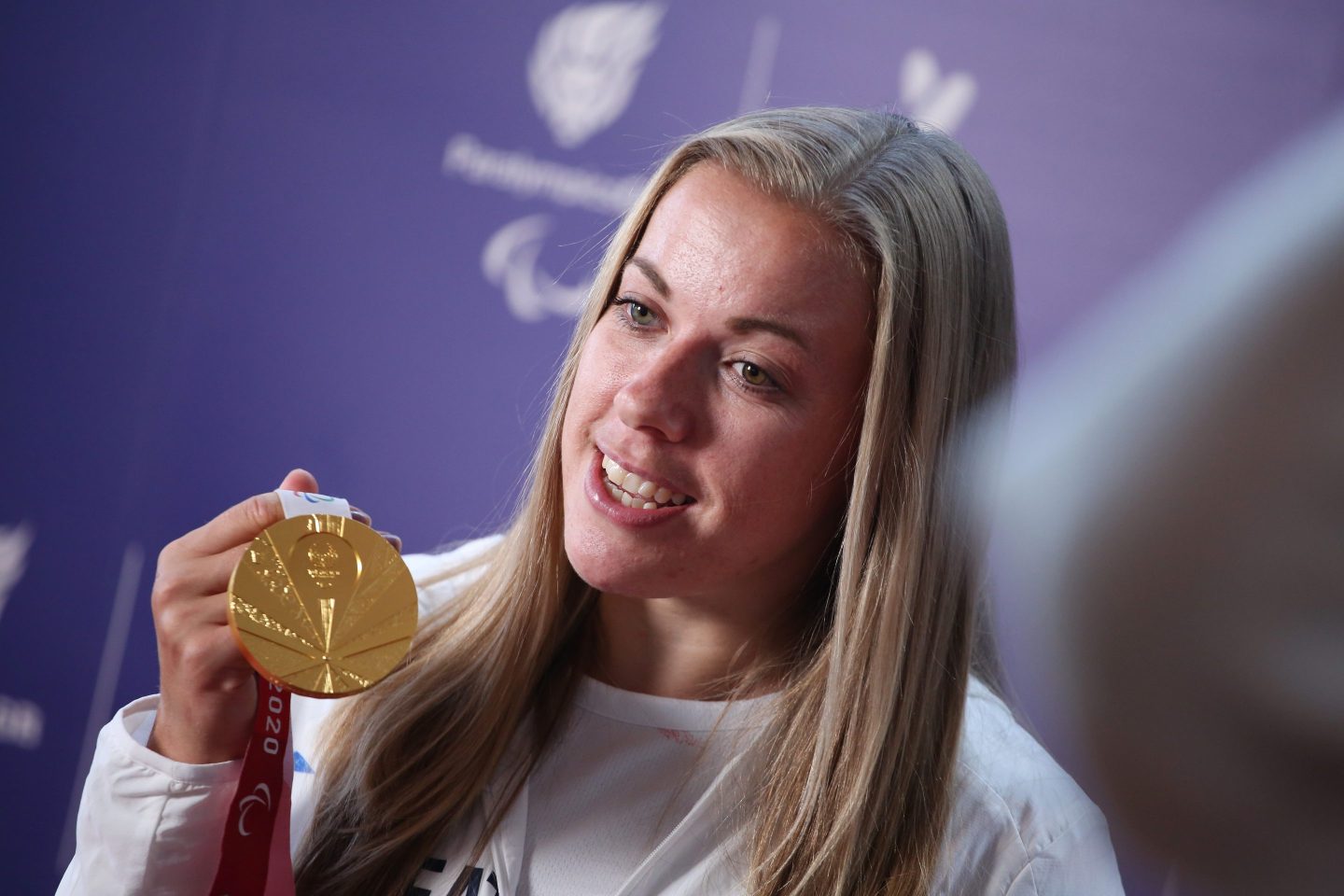 Hannah Cockroft of Team Great Britain poses with their gold medal as they attends the National Lottery's ParalympicsGB Homecoming at SSE Arena Wembley on September 12, 2021 in London, England. (Photo by Lia Toby/Getty Images for The National Lottery )
