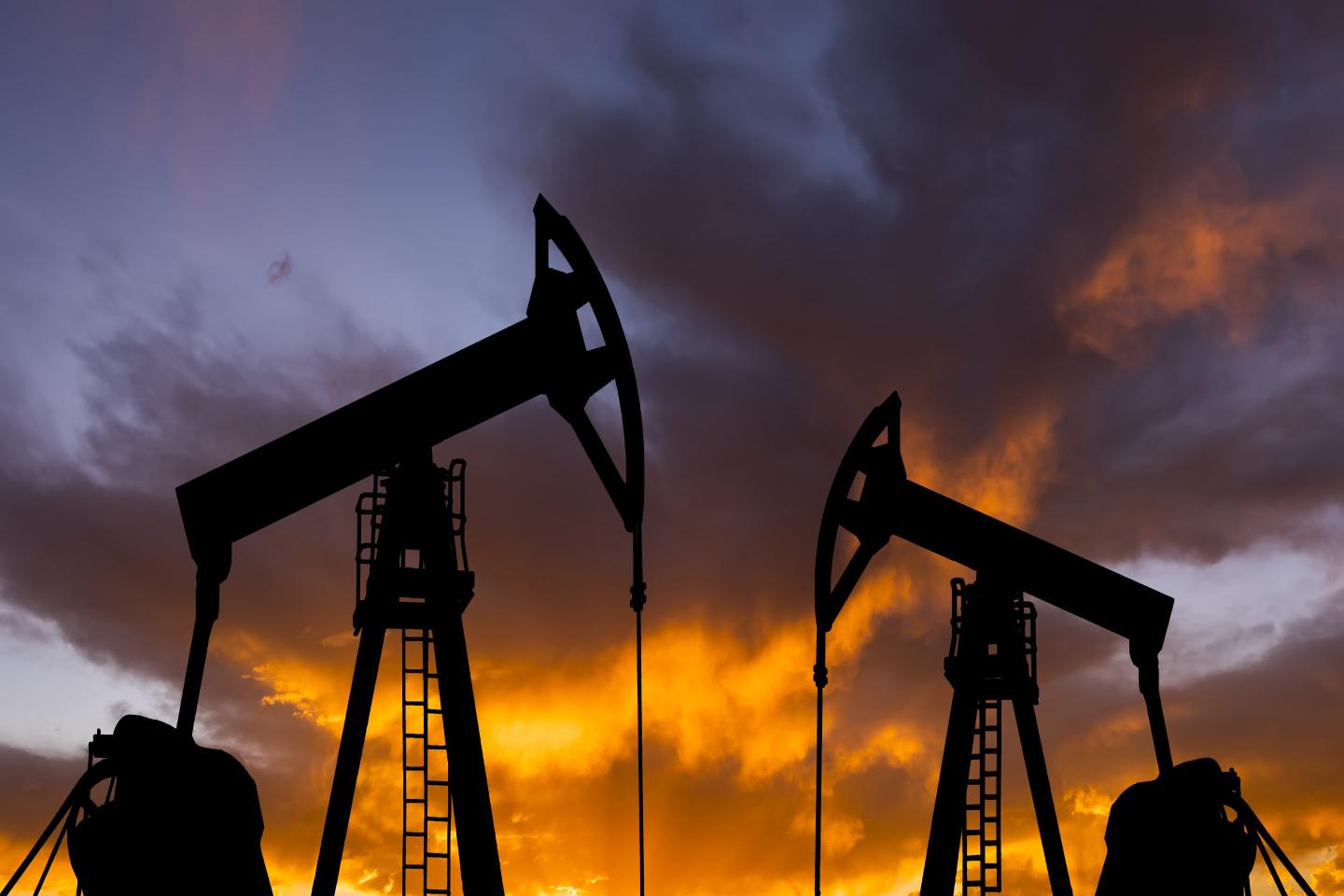 oil rigs pumping