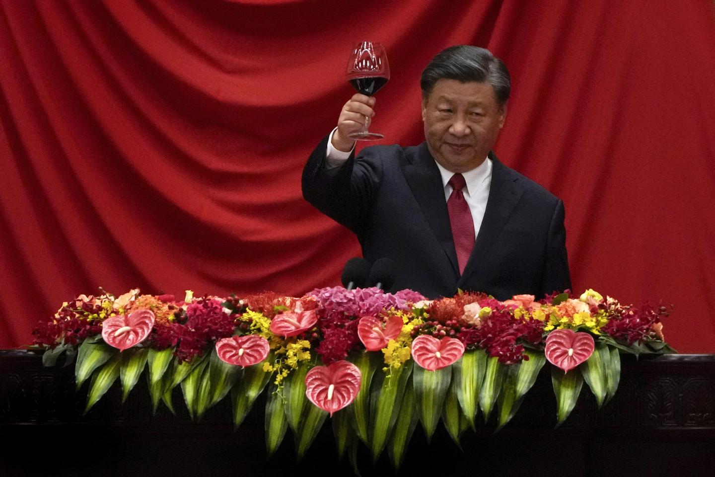 Xi Jinping makes a toast