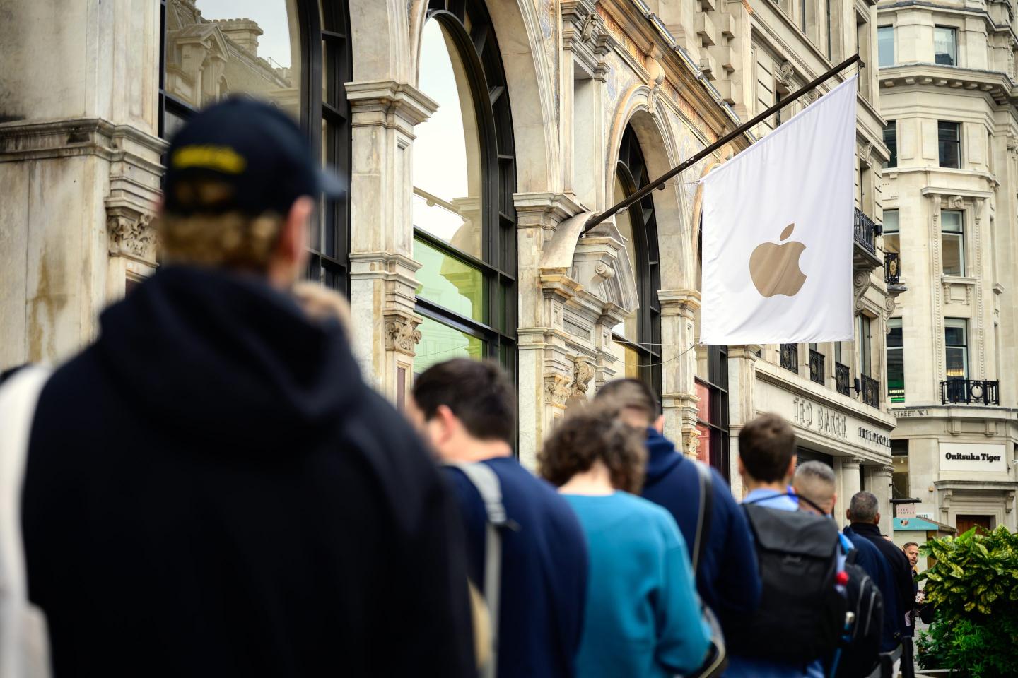 Customers queue to purchase iPhone 15 handsets at the Apple Store
