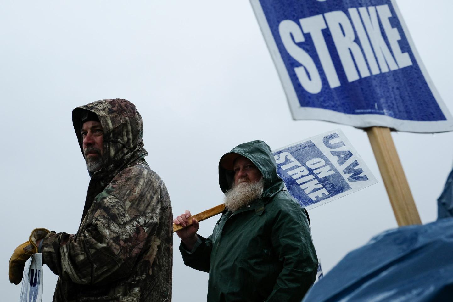 GM battery plant workers are getting a 35% raise after joining the UAW