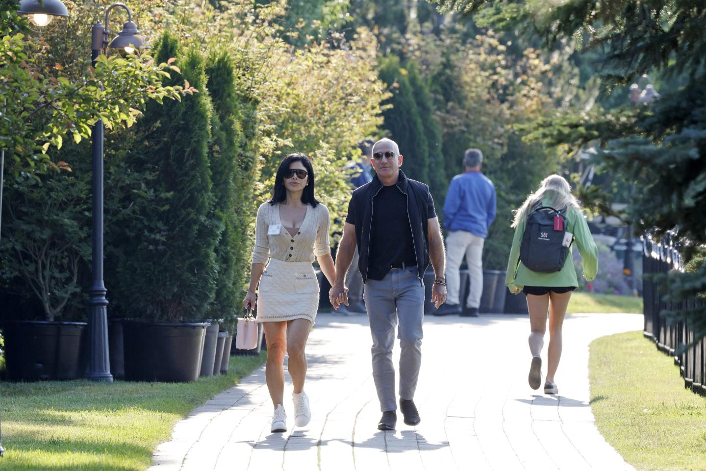 Jeff Bezos has a house rule. No phones in the morning, says partner Lauren Sánchez