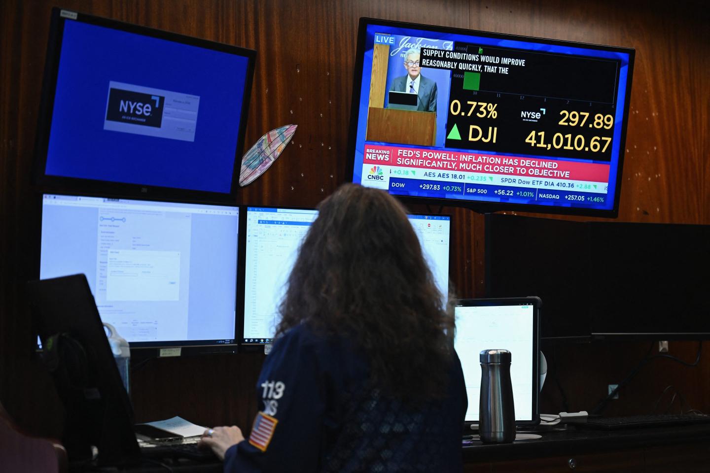 A television station broadcasts US Federal Reserve Chair Chair Jerome Powell speaking in Jackson Hole, Wyoming, on the floor of the New York Stock Exchange (NYSE) in New York on August 23, 2024.