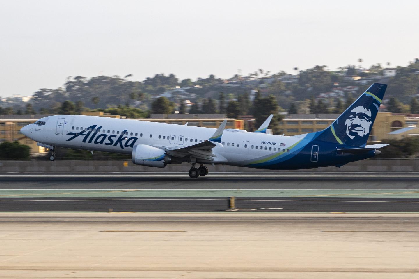 Alaska Airlines and Southwest planes avoid near collision on runway