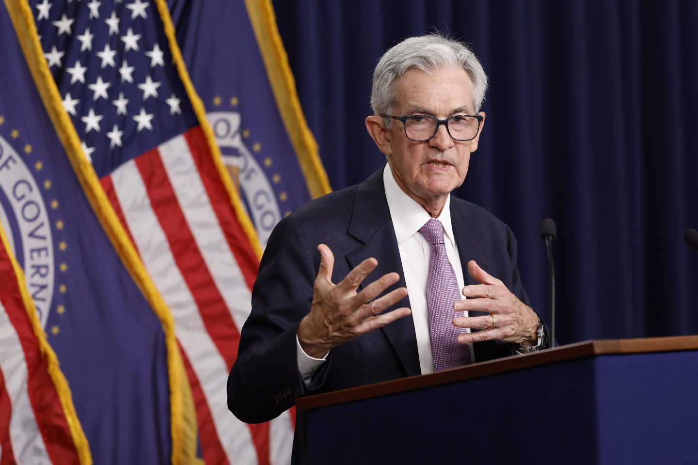 Jerome Powell speaks at podium