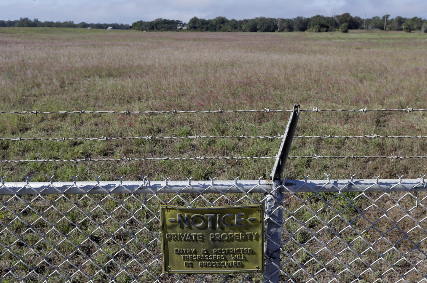 A private property sign is attached to a fence outside the old Stauffer chemical plant toxic waste dump site in Tarpon Springs, Fla.