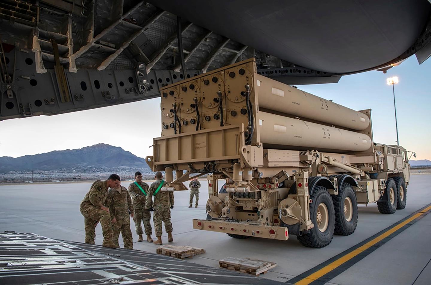 troops with missile launcher