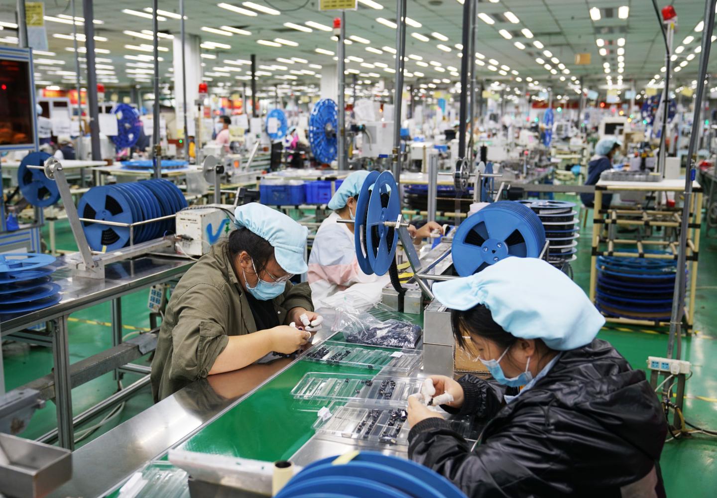 Workers at a Foxconn factory in September 2021 in Zhengzhou City, Henan Province, China. (Photo: VCG/VCG/Getty Images)