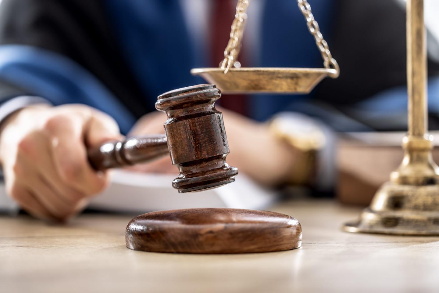 judge slamming gavel