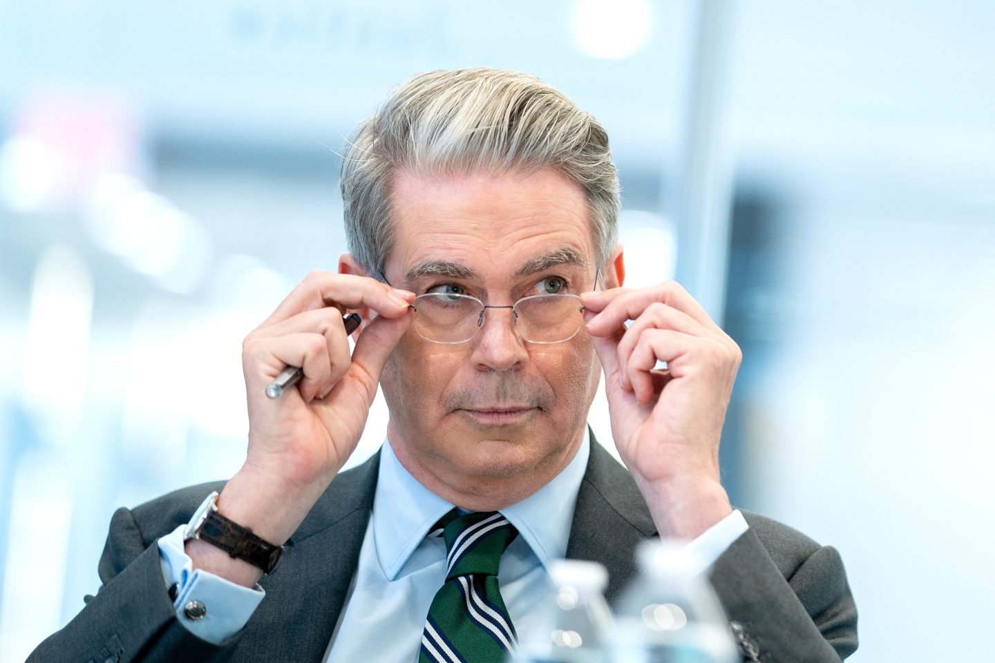 Trump economic advisor Scott Bessent suggested Congress approve a Fed chair designate more than a year before the central bank governor’s term expires in May 2026.