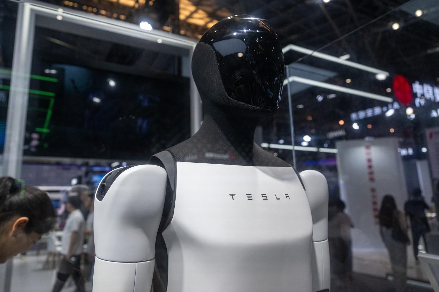 Photo of the Optimus robot, head and shoulders