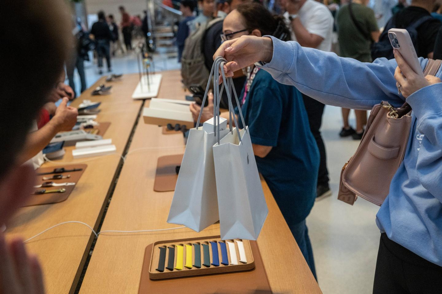 New Apple Products Go On Sale At Fifth Avenue Store