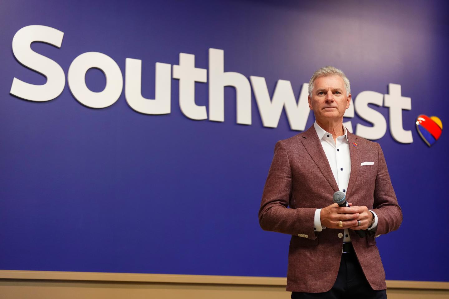 Southwest strikes deal with Elliott, adds six new board members