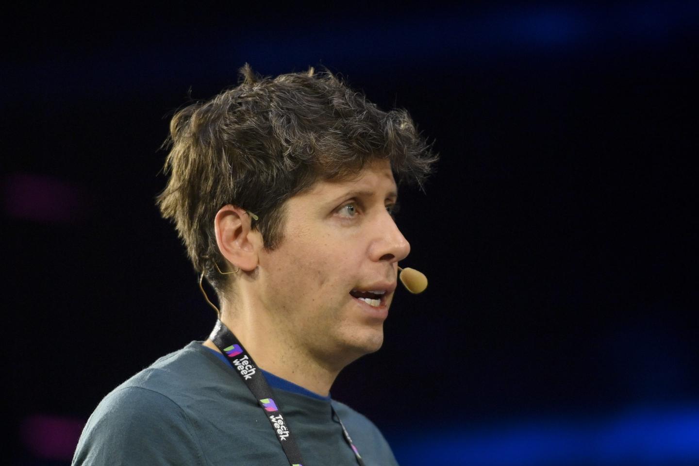 Big AI thins out the competition as startups quit the race to build large language models