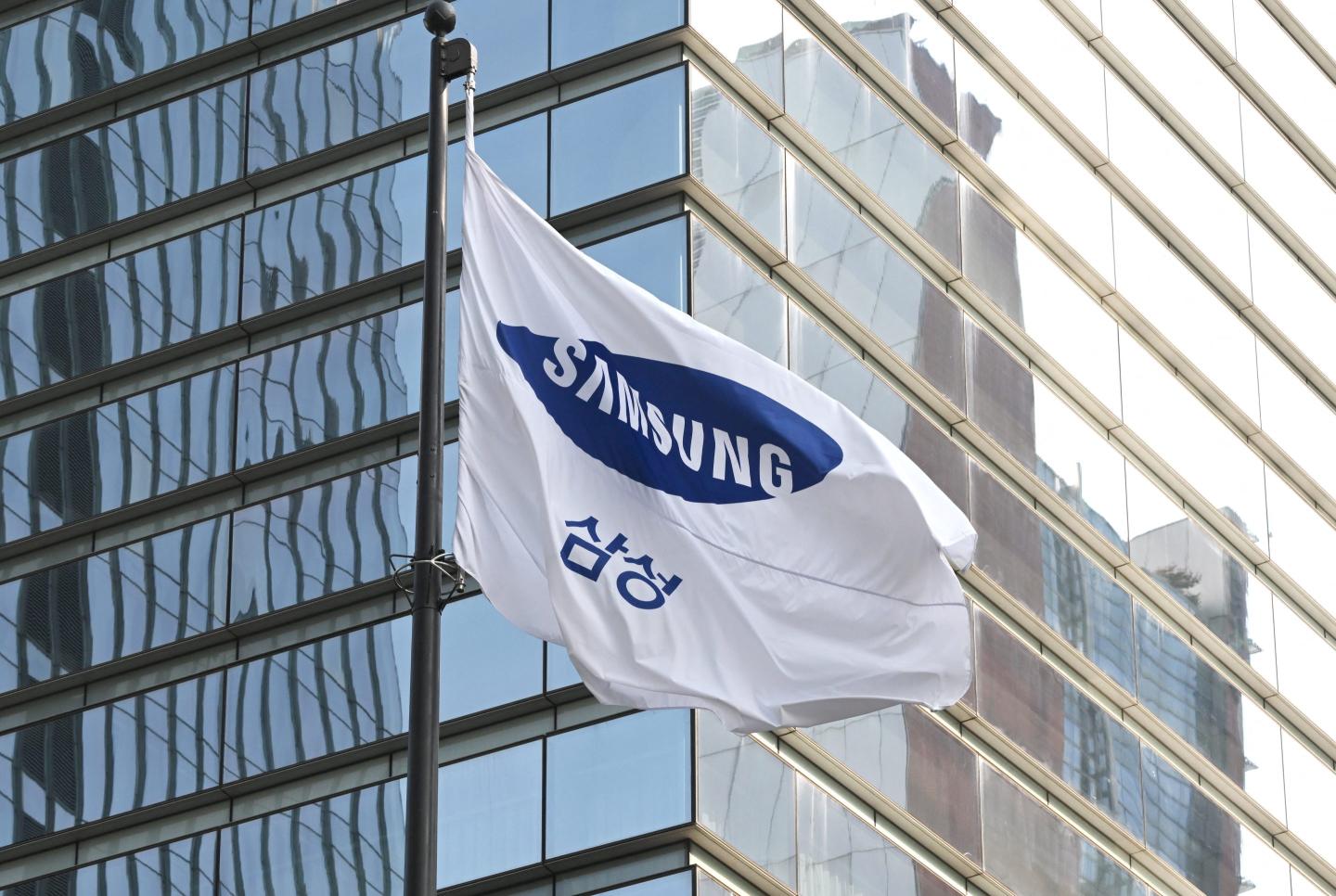 Samsung’s semiconductor division, lagging behind rivals in AI chips, reports a 40% drop in profit from the previous quarter