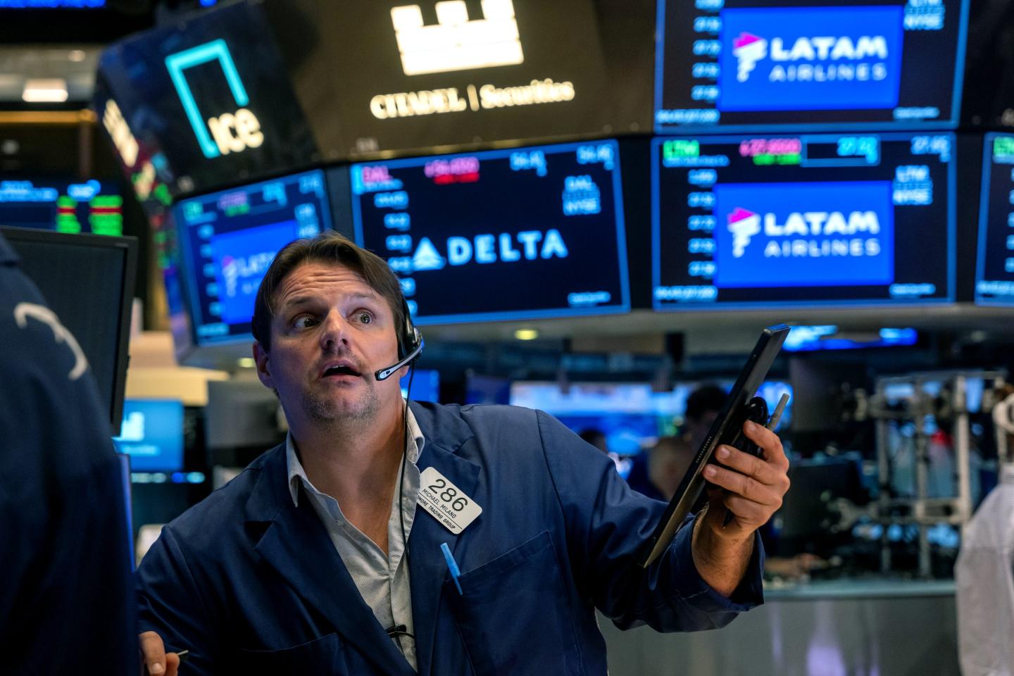 Traders work on the floor of the New York Stock Exchange (NYSE) on October 22, 2024
