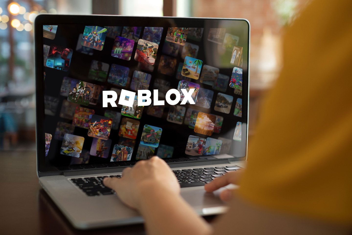 Roblox-wallpaper-on-a-user's-laptop