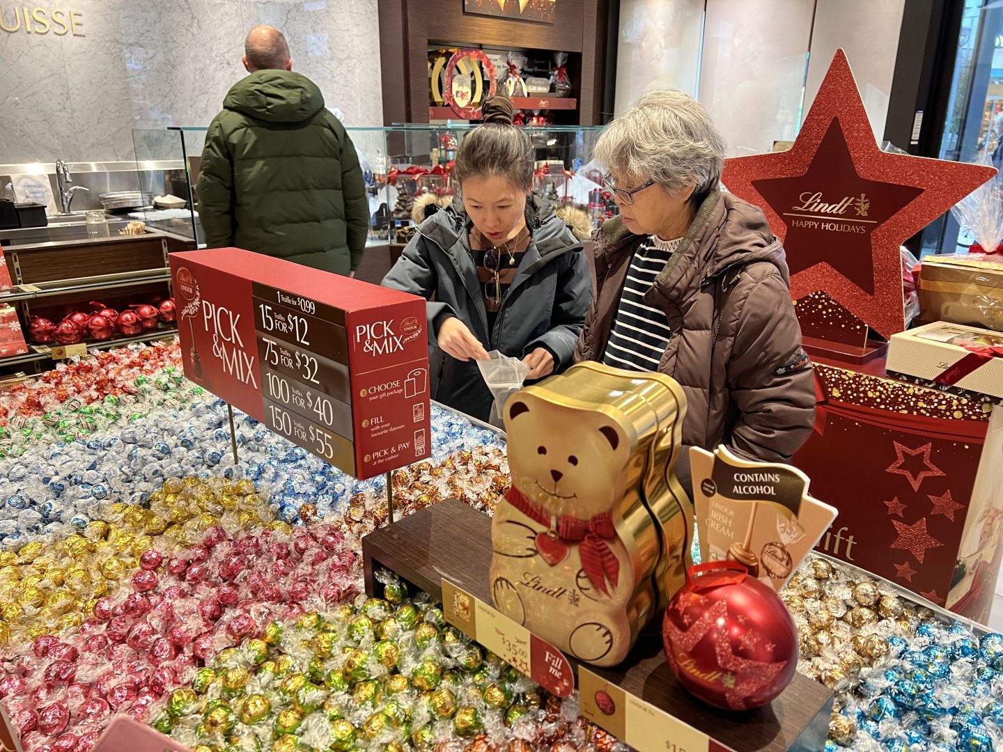 The Swiss newspaper Le Temps said Lindt was "walking a tightrope" with this "daring defence".