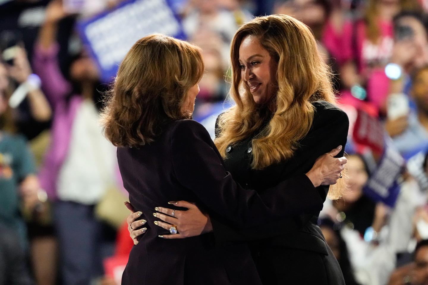 Beyoncé hugs Kamala Harris