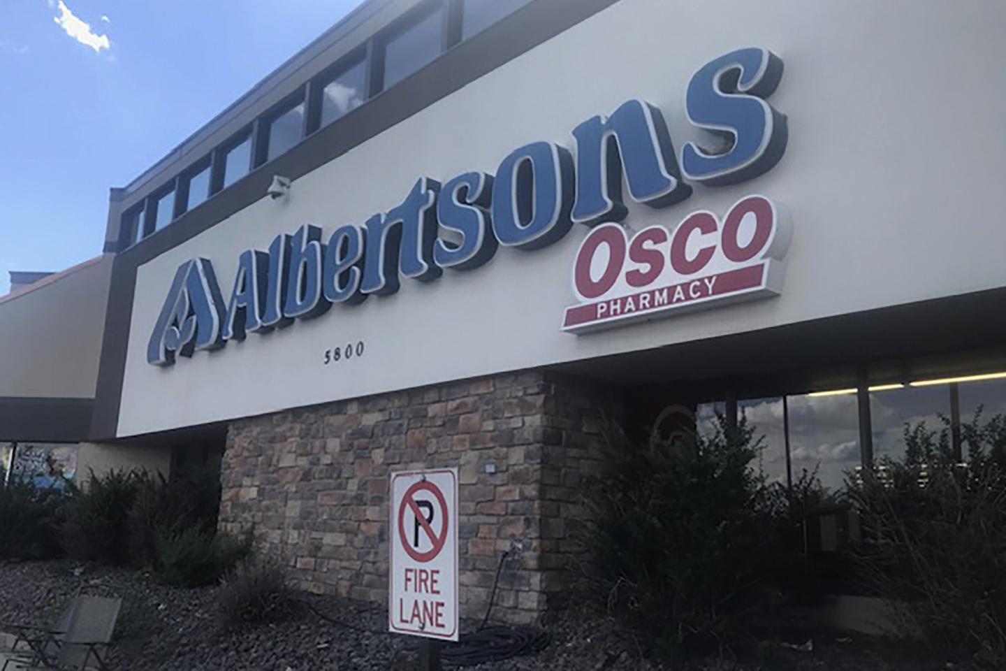 The entrance to an Albertson's grocery store