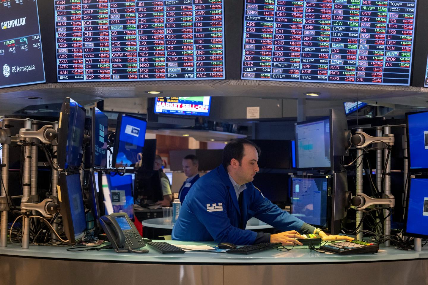 Stash positions itself as an “investing app for beginners” with a subscription model that provides users with financial advice and manages auto-investing services.