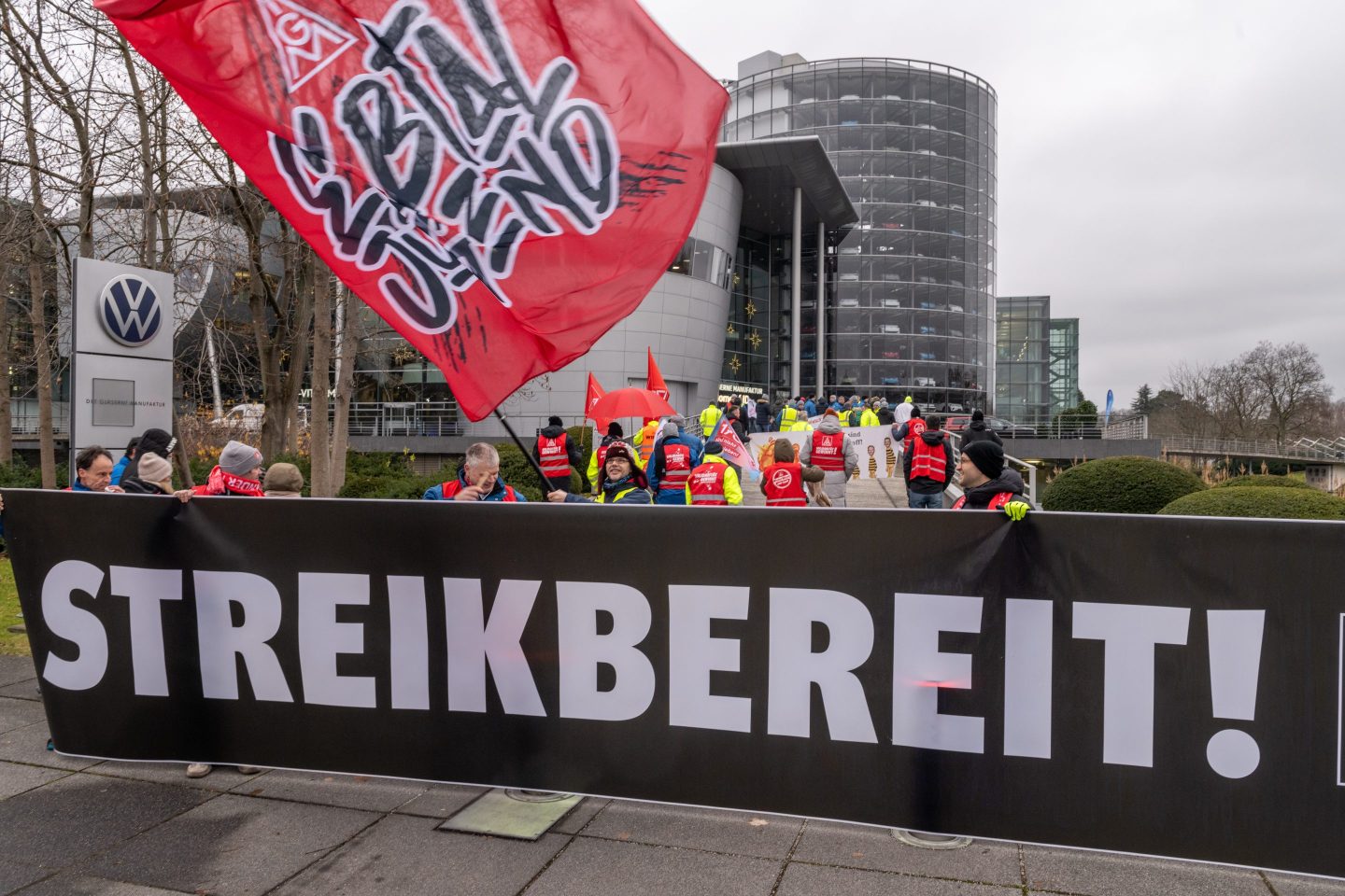 Volkswagen workers in Dresden at a second warning strike on Monday.